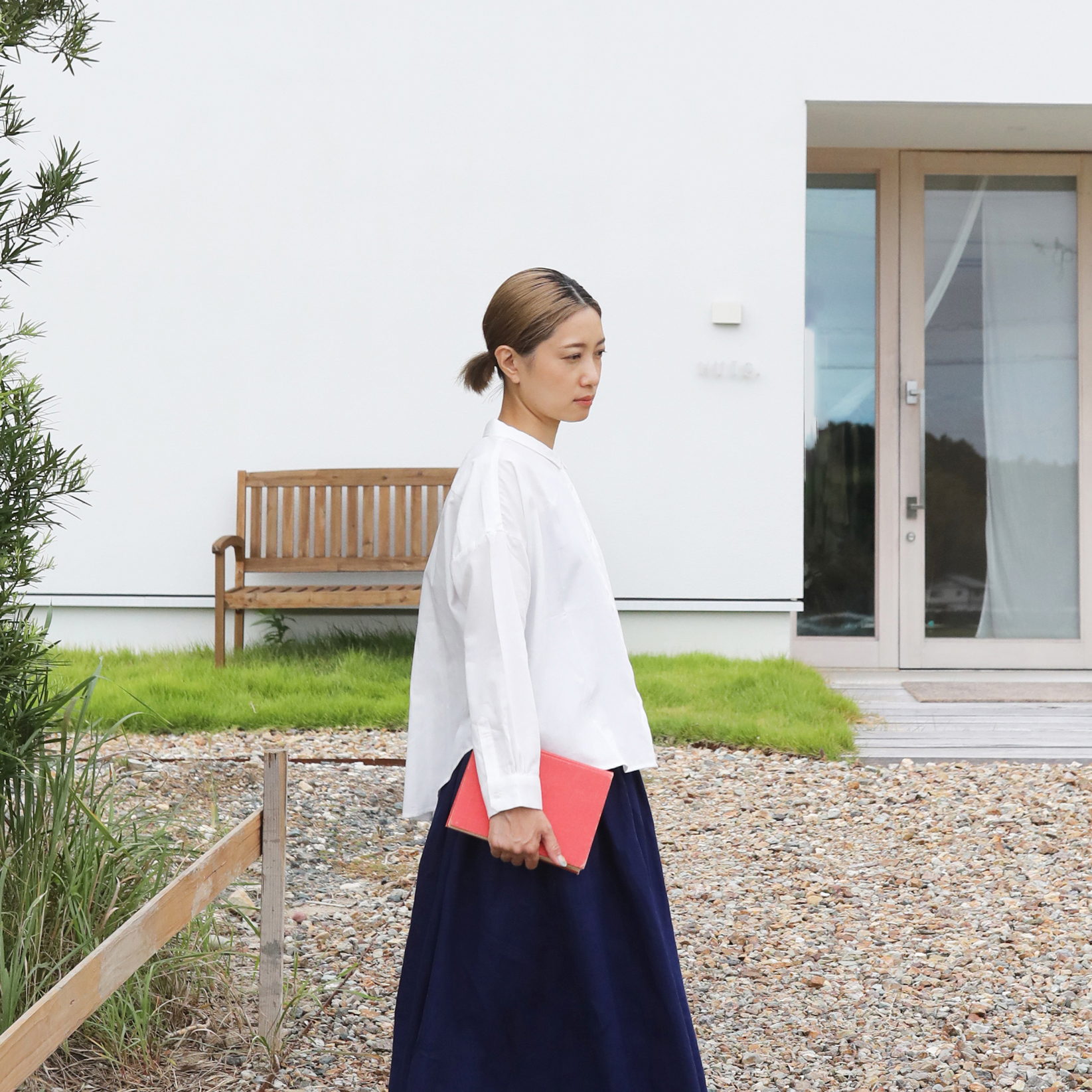 サイズ展開は基本的にフリーサイズ。貴重な遠州織物をたっぷりと使用し、やわらかな落ち感をもたせることで、体型や性別を問わず美しく着こなしていただけるデザインに仕上げています。