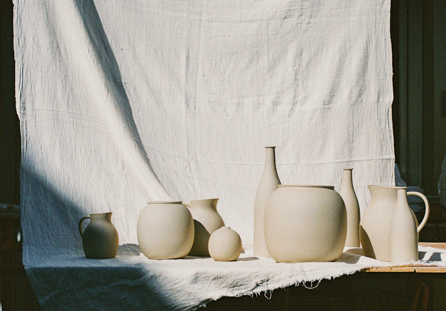 TOBEの下記には、砥部焼ではこれまであまり用いられてこなかった、鉄分を多く含む原土が使われています。<br>その土がもつ性質や成形技法、焼成によって生まれる表情の違いを、そのままかたちにしています。<br><br>花が一輪ずつ異なるように、一つひとつ異なる佇まいをもつ花器として、日々の暮らしのなかでお使いいただけます。