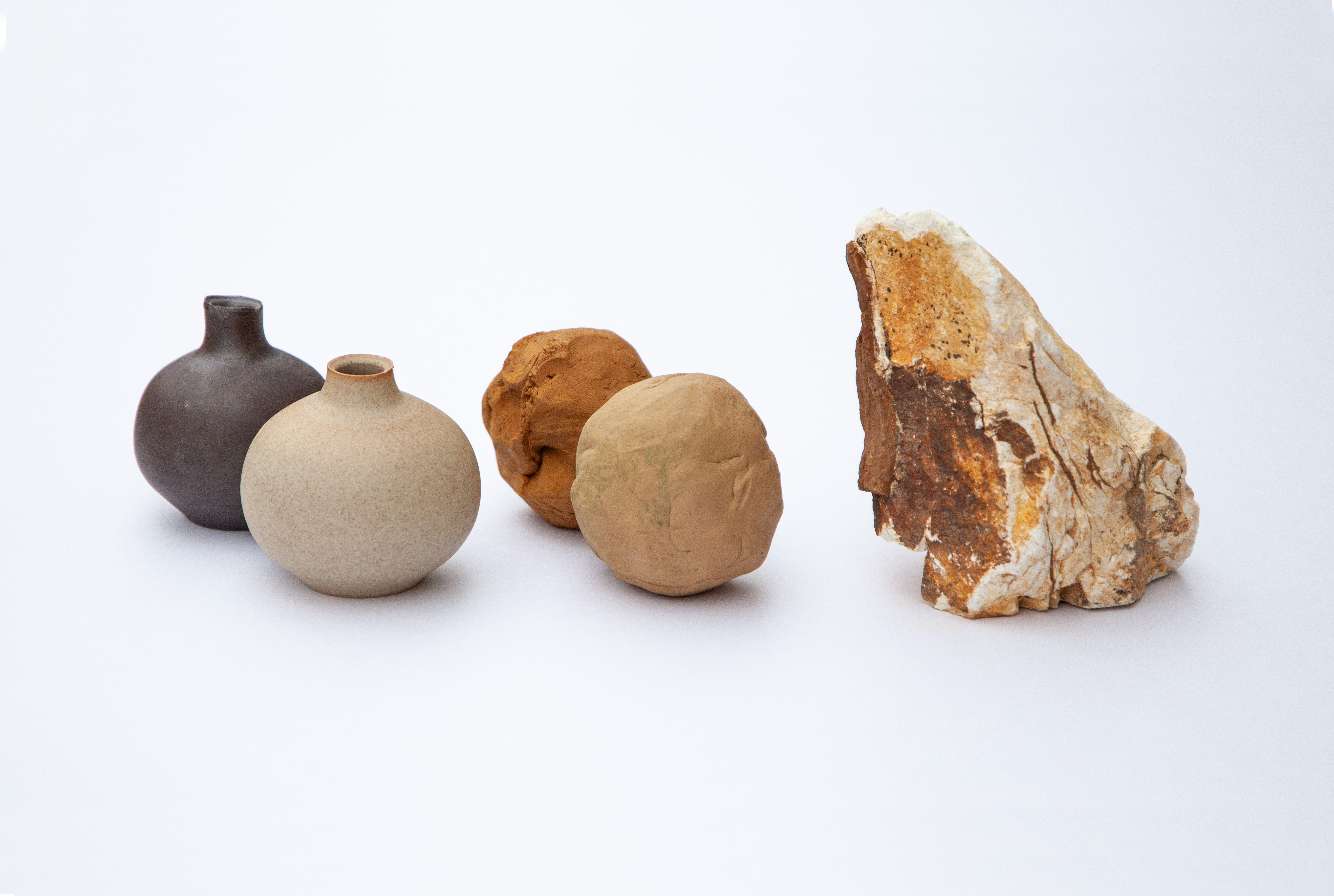 TOBEは白砥・赤砥の2種類の土を、酸化焼成（OF）・還元焼成（RF）で焼き分けることで色の違いを出しています。<br>また、釉薬は使用せず無釉薬で焼き締め、土本来の風合いを活かしています。