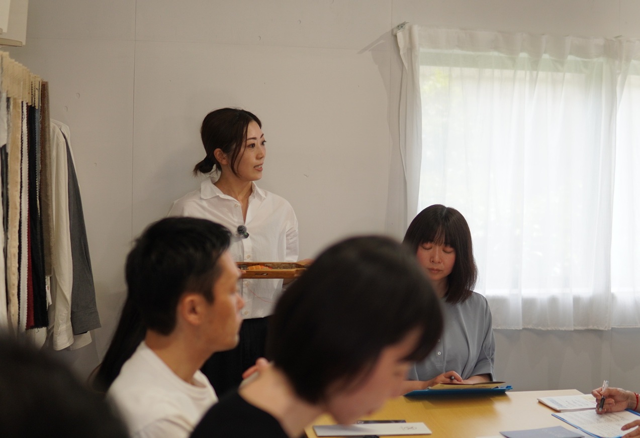 先代である3代目の古橋敏明さんは、業界の主流が高速織機へと移るなかでも「低速だからこそ表現できる独自の風合い」を信じ、シャトル織機での生産を守り続けました。遠州織物の素材の持ち味を活かした生地を、都市部の大手繊維商社へ直接売り込み、さらには海外へも進出。その圧倒的な品質の高さが評価され、海外ブランドへの直販を行うまでに成長しました。そして2019年、娘である佳織理さんが4代目として事業を継承。現在は、自社製品を消費者に直接届けるファクトリーブランド「ORIYATO」に力を入れています。専門の広報・情報発信担当者を雇い、自らの名前で価値を直接伝える。この取り組みは、アパレルブランド側にとっても「古橋織布の生地を使いたい」と思わせる強力なブランド力に繋がっています。